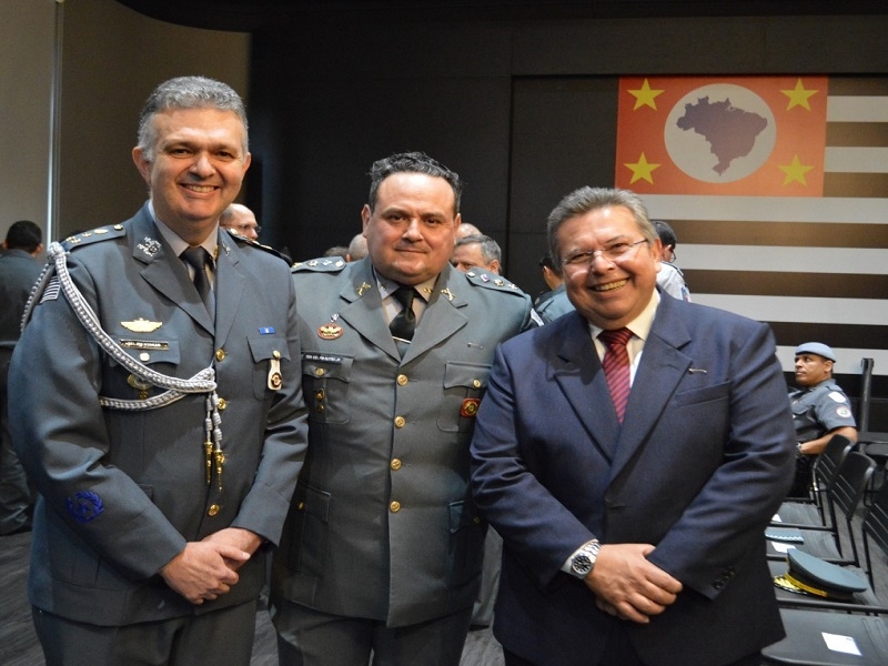 CARLÃO É HOMENAGEADO