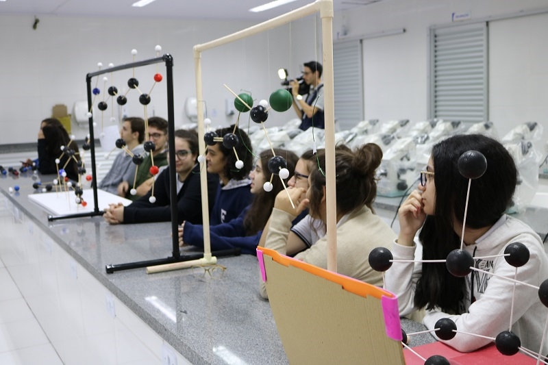 PESQUISA DE ESTRUTURA MOLECULAR NO COLÉGIO