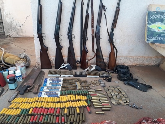 Polícia Ambiental pega caçadores com animal abatido e armas