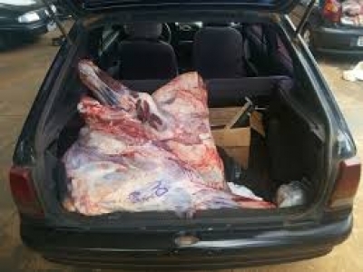 Polícia Militar abordou carro lotado de carne. Empregado e funcionário de prefeitura envolvidos