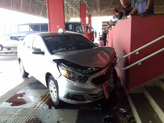 TÁXI COLIDE COM MURETA NA RODOVIÁRIA DE FERNANDÓPOLIS