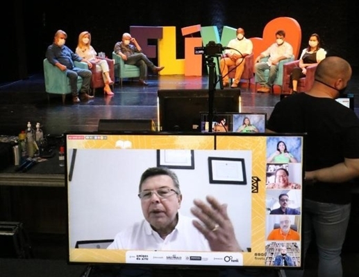 Deputado Carlão participa do lançamento do FLIV