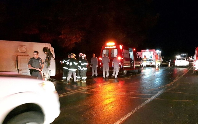 Ônibus tomba e fere 24 estudantes jogadoras de Rio Preto 