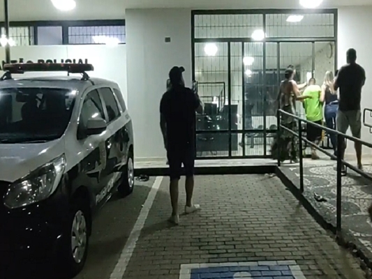 Policiais conduzem o preso à Central de Flagrantes 