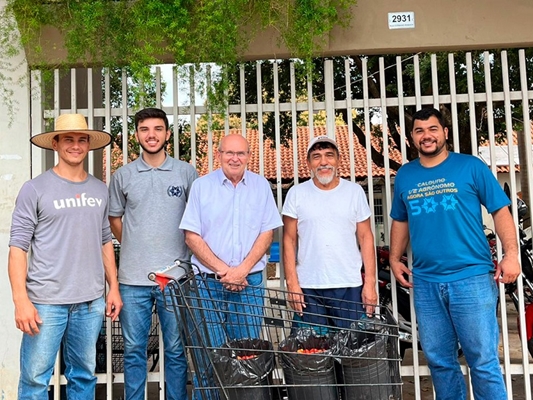 Agronomia da UNIFEV entrega tomates para o Lar São Vicente de Paulo
