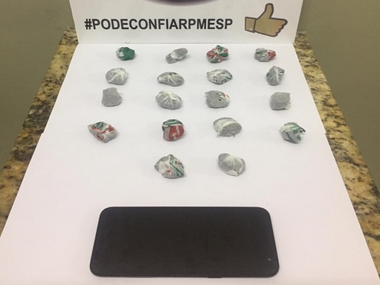 POLÍCIA MILITAR PEGA TRAFICANTE DE 17 ANOS VENDENDO MACONHA