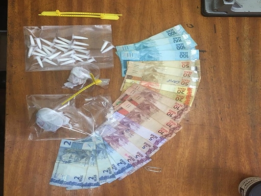 PM prende moça traficante que escondia drogas até nas roupas