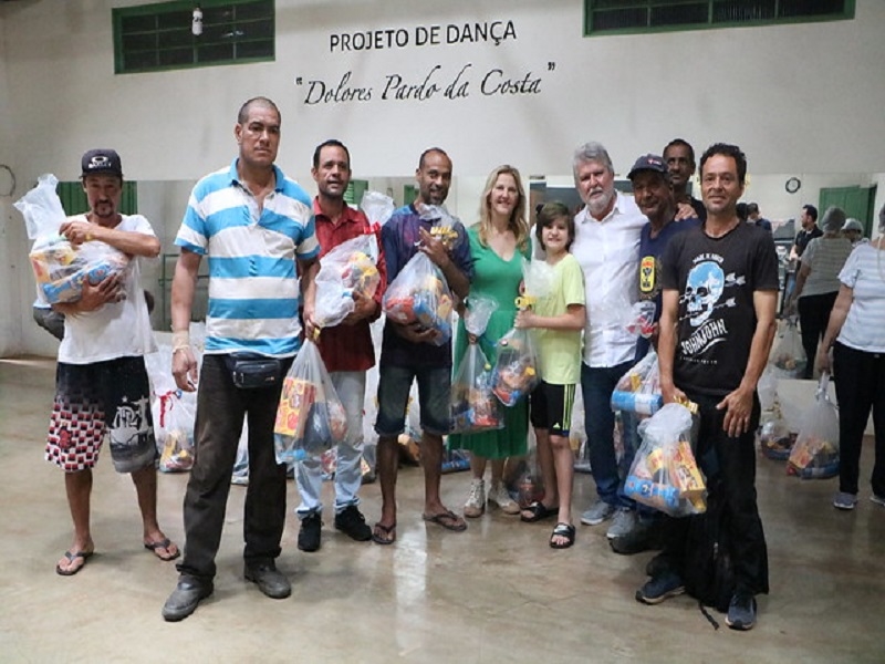 Fundo Social entrega mais de 1.700 kits natalinos