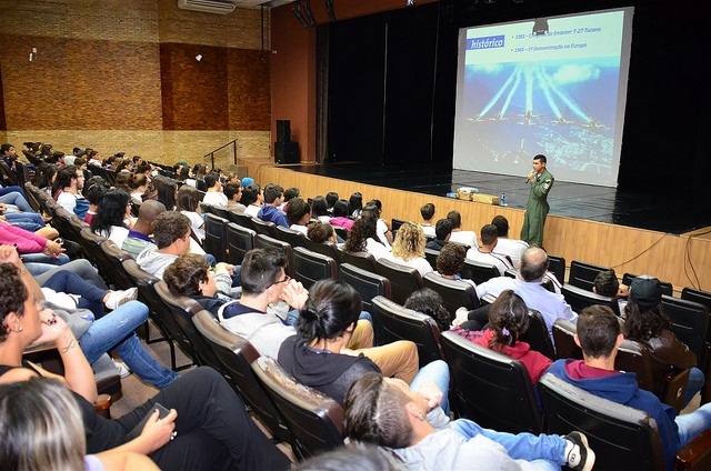 Piloto da FAB faz palestra a jovens estudantes 
