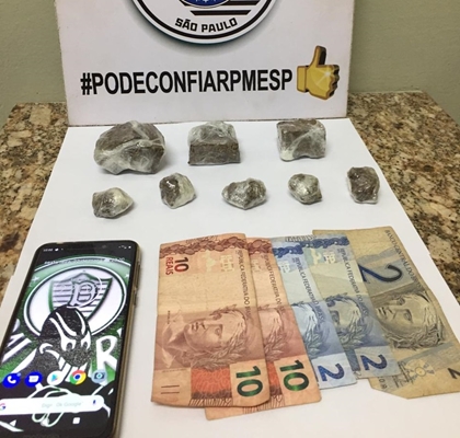 TRAFICANTES JOGAM MACONHA NA 'ESTRADA DO 27' DURANTE FUGA