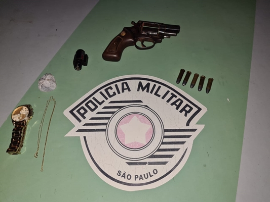 Polícia Ambiental prende homens com arma e droga