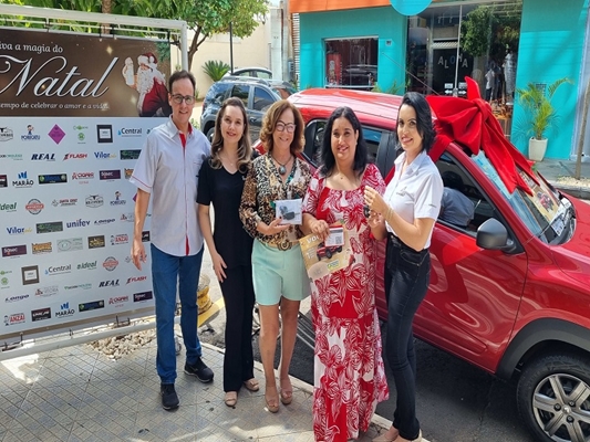 Manicure de Votuporanga recebe carro zero do comércio