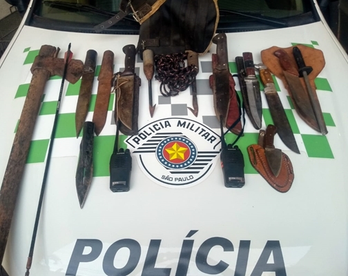 Caçadores são flagrados com 5 cães e material pela Ambiental