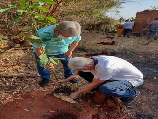 Jorge Seba e Cabo Valter participaram do plantio 
