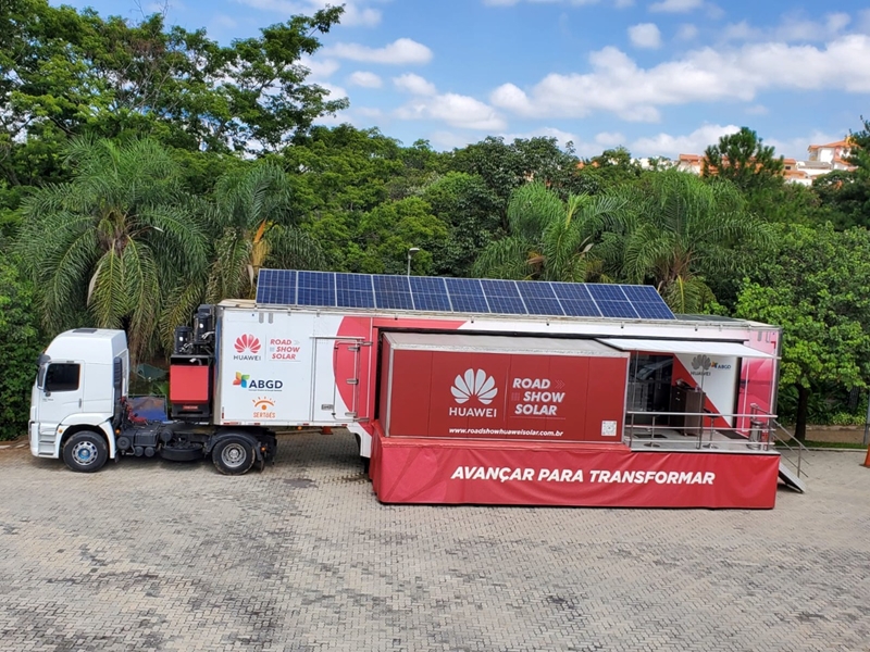 Unidade móvel ensina a instalar energia solar