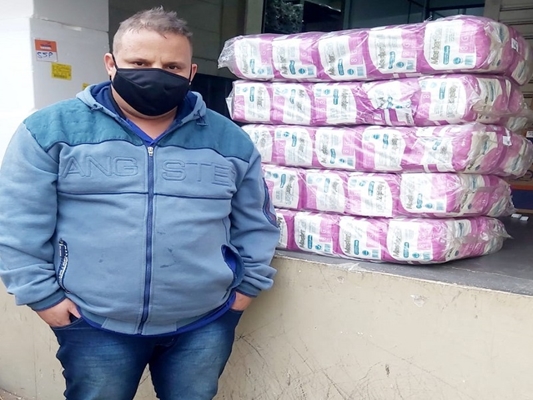 Ex-paciente de covid doa fraldas para doentes