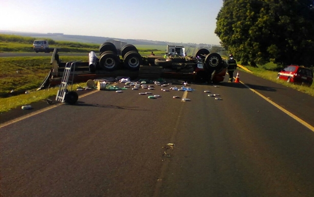 Caminhão tomba e interdita parte da rodovia Washington Luís