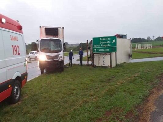 Colisão entre caminhões no trevo de Populina