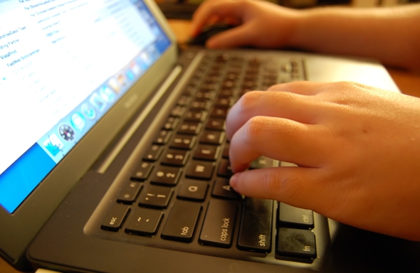 INTERNET: 9 ANOS DE CADEIA PRA HOMEM QUE ESTUPROU MENINA DE 13 ANOS