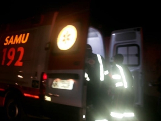 JOVEM DE 25 ANOS É BALEADO NA CABEÇA EM BAR