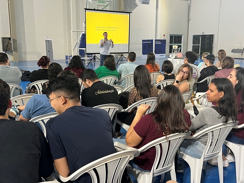 Aula magna com publicitário para alunos da UNIFEV