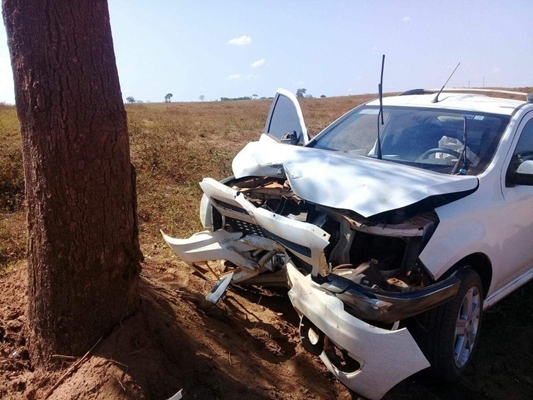 APOSENTADO MORRE EM COLISÃO CONTRA ÁRVORE