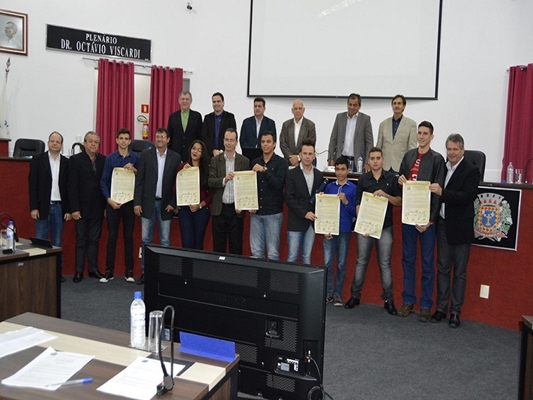 Integrantes do Parlamento Jovem são homenageados na Câmara