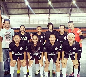 Invictas, meninas conquistam título no futsal 