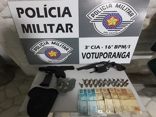 Dois homens e uma mulher presos com armas e droga