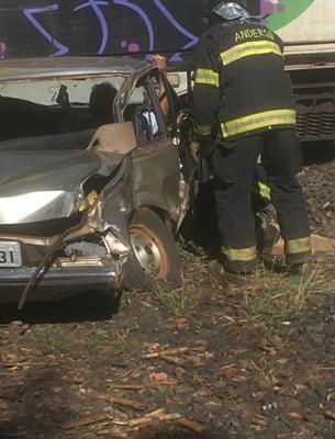 TREM ATINGE CARRO PERTO DE TANABI