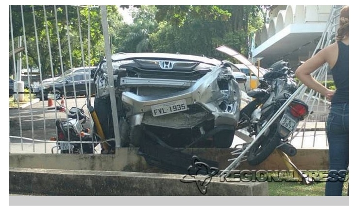 Mulher perde controle e carro derruba grade do Fórum de Araçatuba