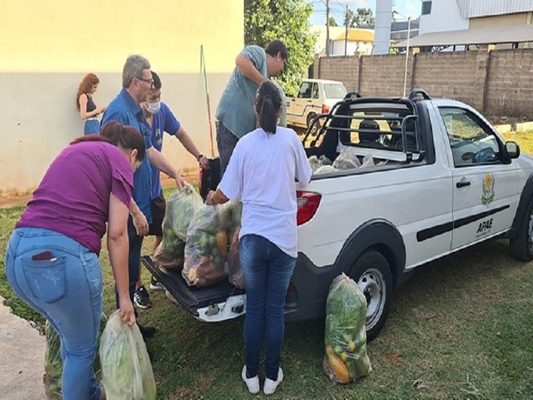 Prefeitura entrega alimentos da agricultura familiar