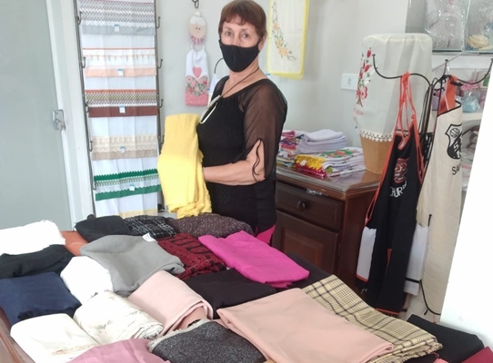 Empresa de Pontes Gestal doa tecido para a Santa Casa 