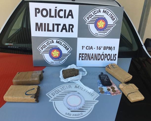 PM de Fernandópolis pega traficante que levava droga em ônibus 