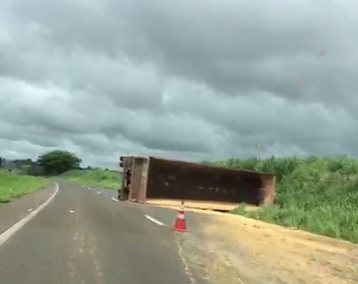 CARRETA DE BITREM TOMBA NA EUCLIDES DA CUNHA PERTO DE JALES