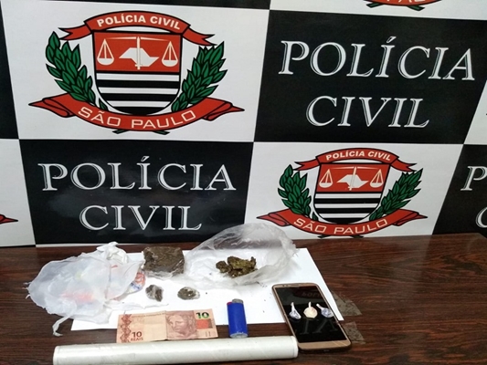 DISE PRENDE TRAFICANTE QUE ESCONDIA DROGA EM GALHO