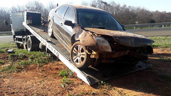 Mulher fica ferida em capotamento de carro perto da Roseira