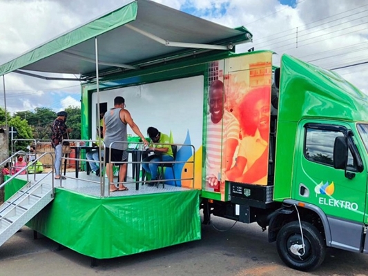 Elektro entrega lâmpadas a famílias em Votuporanga 