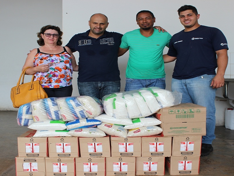 Casal doa alimentos em gratidão ao atendimento da Santa Casa 
