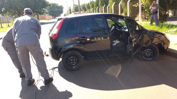 Motorista sofre deslocamento de ombro em colisão com poste em Votuporanga