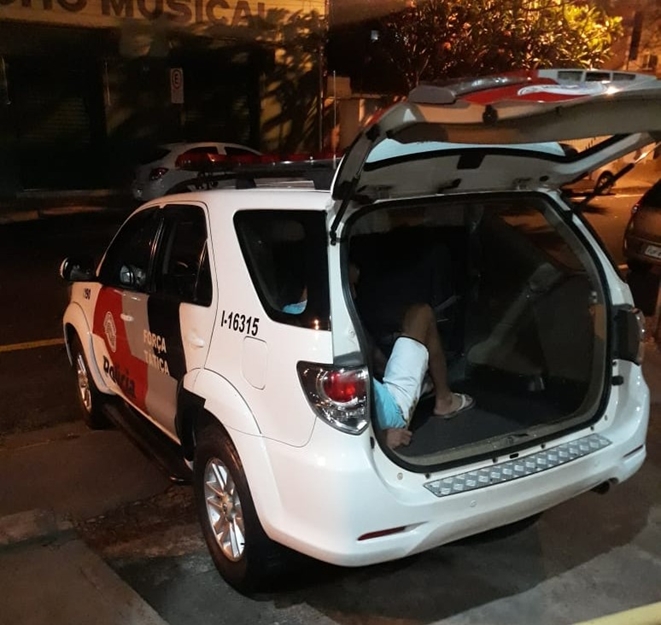 LADRÃO DE RESIDÊNCIA TENTA FUGIR POR GALERIA DE ÁGUA