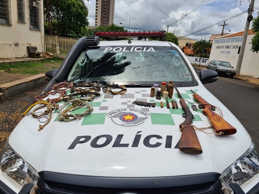 Homem é preso com armas e 'lacinho' para capturar animais 