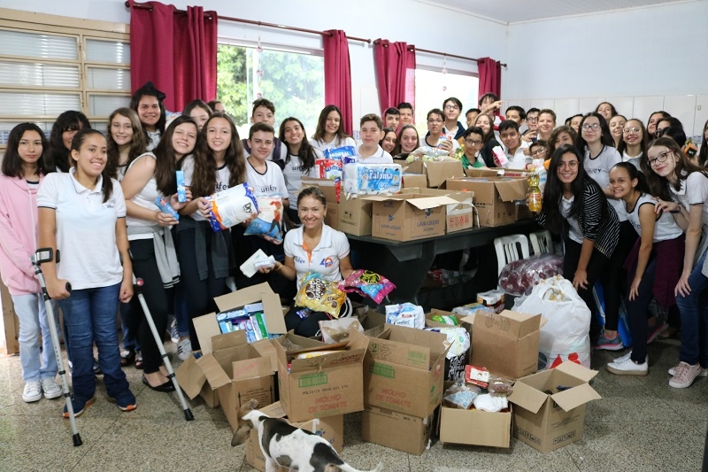 ALUNOS DO COLÉGIO UNIFEV ARRECADAM PRODUTOS PRA IDOSOS