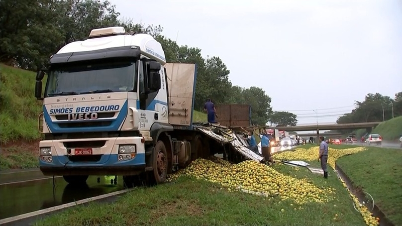 Caminhão sai da pista e espalha laranjas