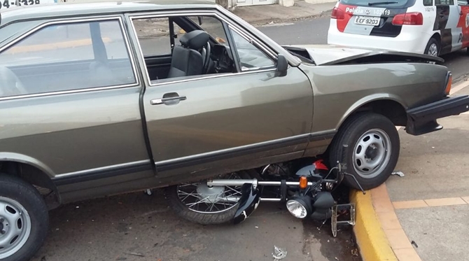 MOTO FICA DEBAIXO DE CARRO EM ACIDENTE NA REGIÃO