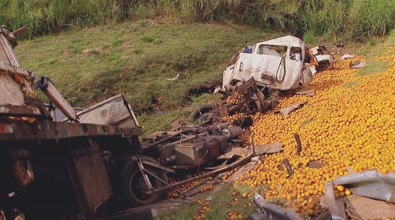 CAMINHÃO TOMBA E INTERDITA RODOVIA 