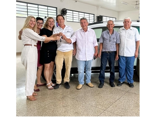 Rose Seba e Carlão Pignatari entregam carro à Associação Antialcoólica