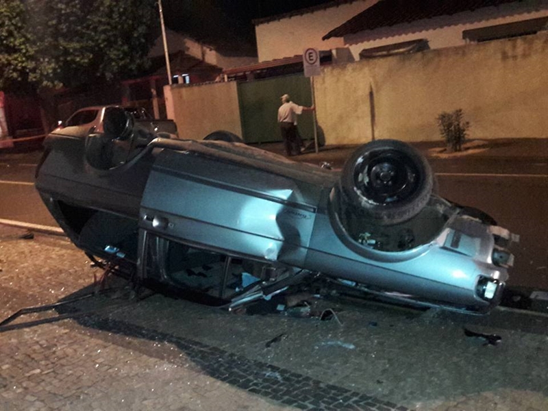CARRO CAPOTA APÓS COLISÃO EM VOTUPORANGA