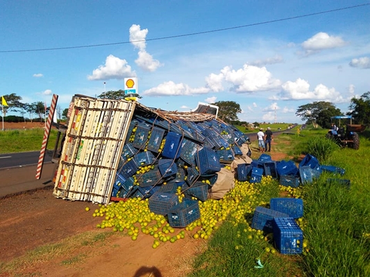 CAMINHÃO CARREGADO DE LARANJA TOMBA PERTO DE URÂNIA