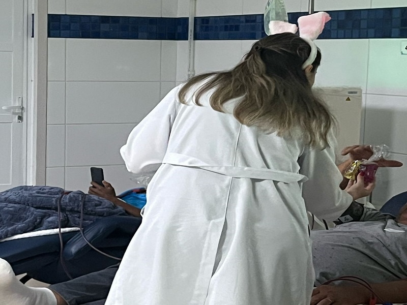 Aprevo entrega 300 kits com bombons para pacientes